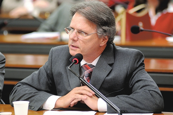 Deputado federal Vanderlei Macris apresentrou projeto sobre a postura a ser adotada durante a execução do Hino Nacional